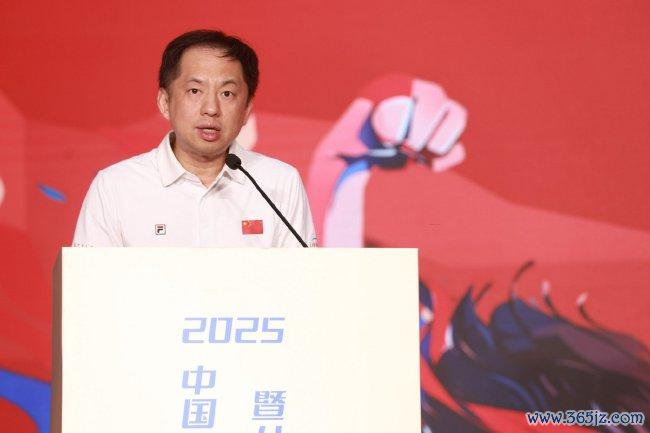 (国度体育总局社会体育教唆中心副主任黄强致辞)